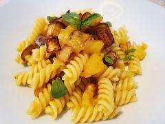 Pasta con Datterini Gialli e Melanzane