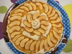 Crostata di sfoglia con mele e confettura