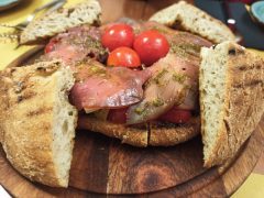 Pane cunzatu con tonno marinato e pomodori