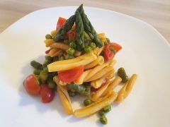 Pasta con asparagi e piselli