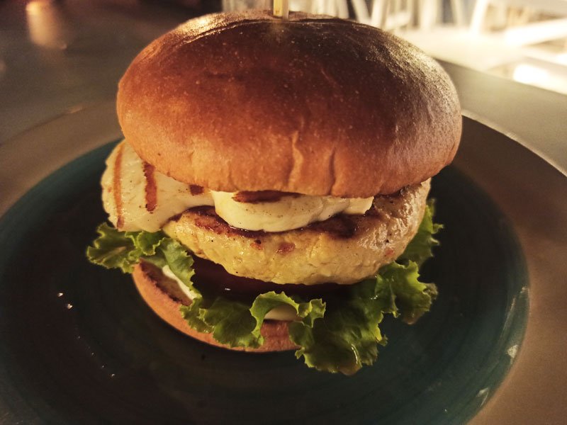 Hamburger di pollo con halloumi