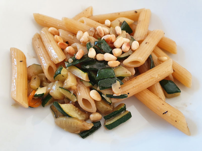 Pasta zucchine e pinoli